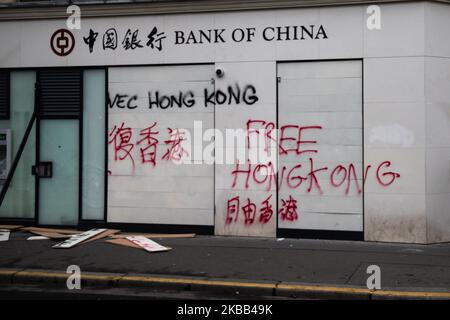 Eine chinesische Bankfiliale, nachdem sie am 16. November 2019 von einer Gruppe von Abbrechern gebrochen wurde, als die Jubiläumsdemonstration der Gelbwesten zum ersten Jahr der Bewegung in Paris, Frankreich, stattfand. Zwischen dem Place d'Italie und dem Gare du Nord sollte eine große Demonstration stattfinden, aber nach Szenen der Gewalt zwischen dem Schwarzen Block und der Polizei, hat die Präfektur den marsch abgesagt, der den Szenen des Chaos Platz machte. (Foto von Jerome Gilles/NurPhoto) Stockfoto