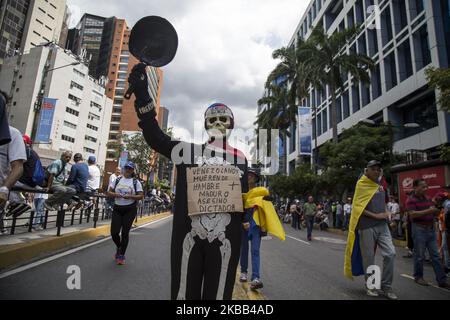 Ein Anhänger des venezolanischen Oppositionsführers Juan Guaido nimmt am 16. November 2019 in Caracas an einer Demonstration gegen Präsident Nicolas Maduro Teil. (Foto von Rafael Briceño Sierralta/NurPhoto) Stockfoto