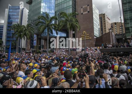 Anhänger des venezolanischen Oppositionsführers Juan Guaido hören sich seine Rede während einer Versammlung in Caracas am 16. November 2019 an. (Foto von Rafael Briceño Sierralta/NurPhoto) Stockfoto