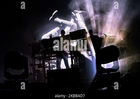 Die Chemical Brothers treten am 16. November 2019 auf der Bühne des Mediolanum Forums in Mailand auf (Foto: Mairo Cinquetti/NurPhoto) Stockfoto