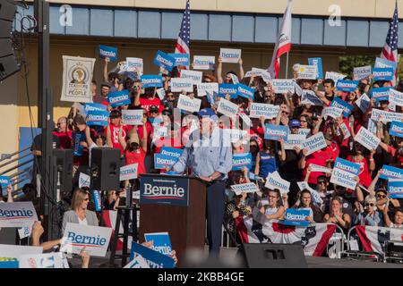 EL SERENO, LOS ANGELES, KALIFORNIEN, USA - 16. NOVEMBER: Bernie Sanders, Senator des demokratischen Präsidenten von Vermont, spricht während seiner Wahlkampfveranstaltung 2020 in Kalifornien, die am 16. November 2019 an der Woodrow Wilson High School in El Sereno, Los Angeles, Kalifornien, USA, stattfand, mit seinen Unterstützern. (Foto von Rudy Torres/Image Press Agency/NurPhoto) Stockfoto