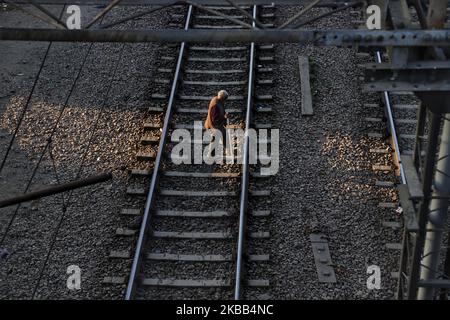 Ein älterer Mann überquert am 17. November 2019 in Neu-Delhi indien eine Eisenbahnstrecke (Foto: Nasir Kachroo/NurPhoto) Stockfoto