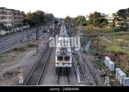 Am 17. November 2019 fährt ein Zug vom Bahnhof Okhla in Neu-Delhi Indien zu seinem Ziel. Die Luftqualität in der Landeshauptstadt verbessert sich. (Foto von Nasir Kachroo/NurPhoto) Stockfoto