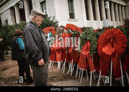 Die Athens Polytechnic School feiert den 46.. Jahrestag des Studentenaufstands 1973 gegen die Militärjunta am 16. November 2019 in Athen, Griechenland. Jedes Jahr besuchen Tausende von Griechen das Polytechnikum, um den Menschen, die gegen das faschistische Regime gekämpft haben, Tribut zu zollen. (Foto von Maria Chourdari/NurPhoto) Stockfoto