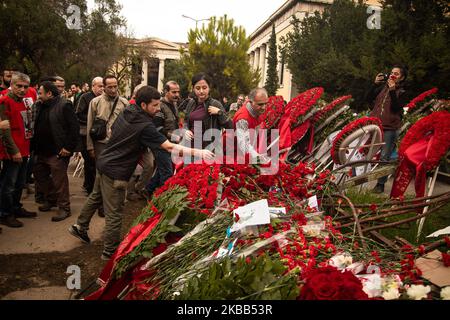 Die Athens Polytechnic School feiert den 46.. Jahrestag des Studentenaufstands 1973 gegen die Militärjunta am 16. November 2019 in Athen, Griechenland. Jedes Jahr besuchen Tausende von Griechen das Polytechnikum, um den Menschen, die gegen das faschistische Regime gekämpft haben, Tribut zu zollen. (Foto von Maria Chourdari/NurPhoto) Stockfoto