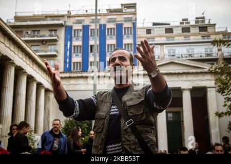 Die Athens Polytechnic School feiert den 46.. Jahrestag des Studentenaufstands 1973 gegen die Militärjunta am 16. November 2019 in Athen, Griechenland. Jedes Jahr besuchen Tausende von Griechen das Polytechnikum, um den Menschen, die gegen das faschistische Regime gekämpft haben, Tribut zu zollen. (Foto von Maria Chourdari/NurPhoto) Stockfoto