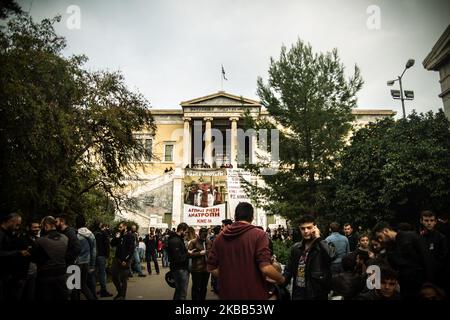 Die Athens Polytechnic School feiert den 46.. Jahrestag des Studentenaufstands 1973 gegen die Militärjunta am 16. November 2019 in Athen, Griechenland. Jedes Jahr besuchen Tausende von Griechen das Polytechnikum, um den Menschen, die gegen das faschistische Regime gekämpft haben, Tribut zu zollen. (Foto von Maria Chourdari/NurPhoto) Stockfoto