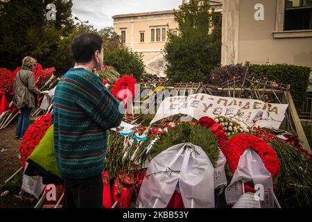 Die Athens Polytechnic School feiert den 46.. Jahrestag des Studentenaufstands 1973 gegen die Militärjunta am 16. November 2019 in Athen, Griechenland. Jedes Jahr besuchen Tausende von Griechen das Polytechnikum, um den Menschen, die gegen das faschistische Regime gekämpft haben, Tribut zu zollen. (Foto von Maria Chourdari/NurPhoto) Stockfoto