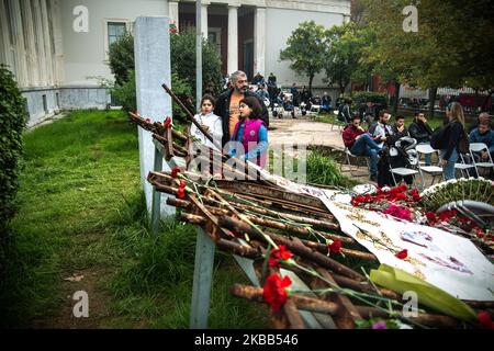 Die Athens Polytechnic School feiert den 46.. Jahrestag des Studentenaufstands 1973 gegen die Militärjunta am 16. November 2019 in Athen, Griechenland. Jedes Jahr besuchen Tausende von Griechen das Polytechnikum, um den Menschen, die gegen das faschistische Regime gekämpft haben, Tribut zu zollen. (Foto von Maria Chourdari/NurPhoto) Stockfoto