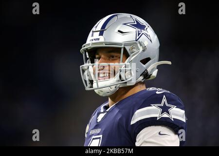 Dallas Cowboys Quarterback Dak Prescott (4) schaut während der Aufwärmphase vor der ersten Hälfte eines NFL-Fußballspiels gegen die Dallas Cowboys in Detroit, Michigan, USA, am Sonntag, 17. November 2019. (Foto von Amy Lemus/NurPhoto) Stockfoto