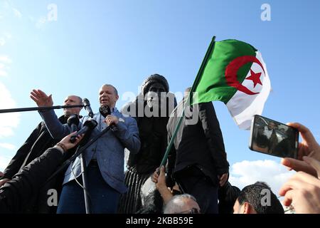 Abdelkader Ben Gherina, ehemaliger algerischer Minister für Tourismus und Präsidentschaftskandidat der Islamischen Baupartei (Benaa), ruft seine Rede vor seinen Unterstützern auf, als er den Beginn seiner Kampagne in Algier am 17. November 2019 ankündigt (Foto: Bilral Bensalem/NurPhoto) Stockfoto