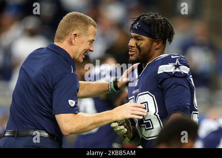 Dallas Cowboys-Cheftrainer Jason Garrett begrüßt den Dallas Cowboys-Linienvorsteher Justin March-Lillard (53) während der Aufwärmphase vor der ersten Hälfte eines NFL-Fußballspiels gegen die Detroit Lions in Detroit, Michigan, USA, am Sonntag, den 17. November 2019. (Foto von Amy Lemus/NurPhoto) Stockfoto