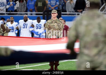 Während der Nationalhymne halten Militärmitglieder die amerikanische Flagge im Rahmen des Events „Salute to Service“ am Wochenende, bevor am Sonntag, 17. November 2019, ein NFL-Fußballspiel zwischen den Dallas Cowboys und den Detroit Lions in Detroit, Michigan, USA, stattfand (Foto: Jorge Lemus/NurPhoto) Stockfoto