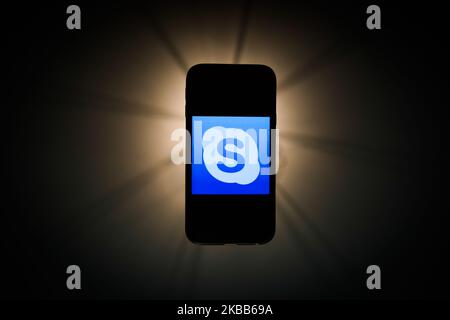 Das Skype-Logo wird auf einem Telefonbildschirm in dieser Abbildung angezeigt, die am 18. November 2019 in Krakau, Polen, aufgenommen wurde. (Foto von Jakub Porzycki/NurPhoto) Stockfoto