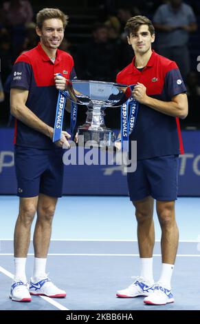 Nicolas Mahut und Pierre-Hugues Herbert aus Frankreich (Sieger) posieren mit ihrer Trophie nach ihrem Doppel-EM-Finale Pierre-Hughes Herbert Und Nicolas Mahut (FRA) gegen Raven Klaasen (RSA) Und Michael Venus (NZL) International Tennis - Nitto ATP World Tour Finals Day 8 - Dienstag 17. November 2019 - O2 Arena - London (Foto von Action Foto Sport/NurPhoto) Stockfoto