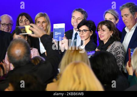 Rachida Dati (C), Mitglied der rechten Partei Les Republicains (LR), posiert für ein Familienfoto nach der öffentlichen Versammlung für das politische Projekt für den Bürgermeister von Paris im Jahr 2020 am 18. November 2019 in Paris, Frankreich. (Foto von Daniel Pier/NurPhoto) Stockfoto