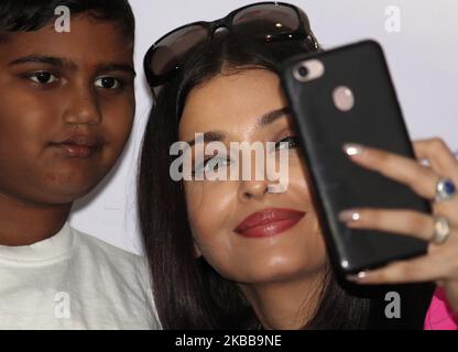 Die indische Schauspielerin Aishwarya Rai Bachchan macht am 20. November 2019 ein Selfie während der Feier ihres verstorbenen Vaters Krishnaraj Rais Geburtstag mit Kindern einer NGO in Mumbai, Indien. (Foto von Himanshu Bhatt/NurPhoto) Stockfoto