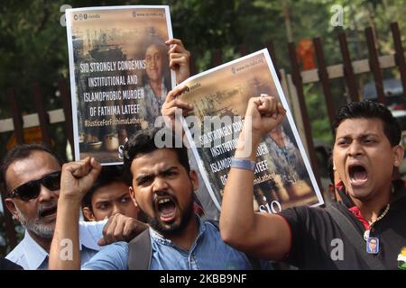 Studenten und Menschen halten Plakate und rufen Slogans auf, während sie an einem Protest gegen die Herbergsgebühren-Wanderung der Jawaharlal Nehru University (JNU) in Mumbai, Indien, am 20. November 2019 teilnehmen. (Foto von Himanshu Bhatt/NurPhoto) Stockfoto