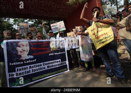 Studenten und Menschen halten Plakate und rufen Slogans auf, während sie an einem Protest gegen die Herbergsgebühren-Wanderung der Jawaharlal Nehru University (JNU) in Mumbai, Indien, am 20. November 2019 teilnehmen. (Foto von Himanshu Bhatt/NurPhoto) Stockfoto