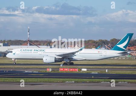 Cathay Pacific Airbus A350-900 Flugzeuge, wie sie vom Brüsseler Nationalflughafen Zaventem BRU EBBR in Belgien beim Start von der nördlichen Start- und Landebahn 25R/07L aus gesehen wurden. Das fortschrittliche und moderne Großkörperflugzeug hat die Zulassung B-LRK. Das Flugzeug wird von 2x RR-Triebwerken angetrieben. Cathay Pacific Airways Limited CX CPA ist die Flaggenfluggesellschaft von Hong Kong, einem Mitglied der oneworld-Luftfahrtallianz, die HK mit der belgischen Hauptstadt verbindet. (Foto von Nicolas Economou/NurPhoto) Stockfoto