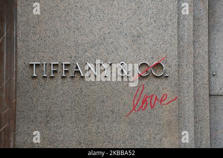 Tiffany & Co. Oder Tiffanys Flagship-Store an der 5. Ave in New York City, USA. Tiffany's ist eine amerikanische Luxusschmuckmarke. Das historische Gebäude und Tiffanys Logo sind berühmt und weltweit bekannt aus dem ikonischen Film Breakfast at Tiffany's mit Audrey Hepburn aus dem Jahr 1961. Tiffany's Schmuck und kultige blaue Geschenkboxen sind im Laden zu sehen. New York, USA - 18. November 2019 (Foto von Nicolas Economou/NurPhoto) Stockfoto