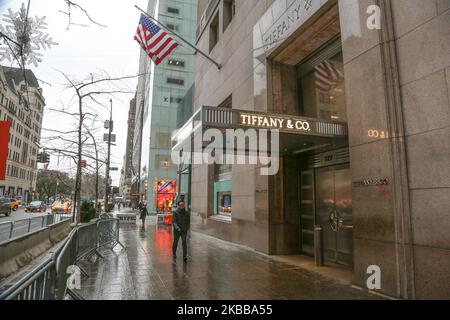 Tiffany & Co. Oder Tiffanys Flagship-Store an der 5. Ave in New York City, USA. Tiffany's ist eine amerikanische Luxusschmuckmarke. Das historische Gebäude und Tiffanys Logo sind berühmt und weltweit bekannt aus dem ikonischen Film Breakfast at Tiffany's mit Audrey Hepburn aus dem Jahr 1961. Tiffany's Schmuck und kultige blaue Geschenkboxen sind im Laden zu sehen. New York, USA - 18. November 2019 (Foto von Nicolas Economou/NurPhoto) Stockfoto