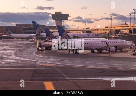 Stapel von Flugzeugen der United Airlines. Allgemeine Ansicht der Flugzeuge von United Airlines während der magischen Stunde bei Sonnenuntergang am Newark Liberty International Airport EWR / KEWR in Newark und Elizabeth, New Jersey, USA, wie am 12. November 2019 gesehen. United UA UAL ist die 3. größte Fluggesellschaft der Welt, Mitglied der Star Alliance-Luftfahrtallianz mit Hauptsitz im Willis Tower in Chicago und mehreren Drehkreuzen in den Vereinigten Staaten, wobei Newark einer der Hauptflughäfen ist. Das Vorderflugzeug ist ein Embraer ERJ-170 von Republic Airlines mit der Registrierung N648RW für United Express. (Foto von Nicolas Economou/NurPhoto) Stockfoto