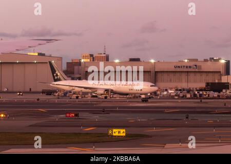 Boeing 777 von United in Star Alliance-Lackierung vor einem Hangar von United Airlines. Allgemeine Ansicht der Flugzeuge von United Airlines während der magischen Stunde bei Sonnenuntergang am Newark Liberty International Airport EWR / KEWR in Newark und Elizabeth, New Jersey, USA, wie am 12. November 2019 gesehen. United UA UAL ist die 3. größte Fluggesellschaft der Welt, Mitglied der Star Alliance-Luftfahrtallianz mit Hauptsitz im Willis Tower in Chicago und mehreren Drehkreuzen in den Vereinigten Staaten, wobei Newark einer der Hauptflughäfen ist. (Foto von Nicolas Economou/NurPhoto) Stockfoto