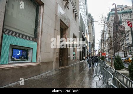 Tiffany & Co. Oder Tiffanys Flagship-Store an der 5. Ave in New York City, USA. Tiffany's ist eine amerikanische Luxusschmuckmarke. Das historische Gebäude und Tiffanys Logo sind berühmt und weltweit bekannt aus dem ikonischen Film Breakfast at Tiffany's mit Audrey Hepburn aus dem Jahr 1961. Tiffany's Schmuck und kultige blaue Geschenkboxen sind im Laden zu sehen. New York, USA - 18. November 2019 (Foto von Nicolas Economou/NurPhoto) Stockfoto