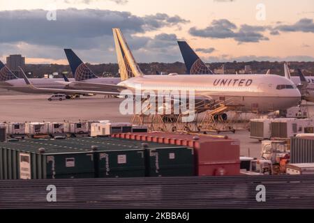 Boeing 767 von United Airlines. Allgemeine Ansicht der Flugzeuge von United Airlines während der magischen Stunde bei Sonnenuntergang am Newark Liberty International Airport EWR / KEWR in Newark und Elizabeth, New Jersey, USA, wie am 12. November 2019 gesehen. United UA UAL ist die 3. größte Fluggesellschaft der Welt, Mitglied der Star Alliance-Luftfahrtallianz mit Hauptsitz im Willis Tower in Chicago und mehreren Drehkreuzen in den Vereinigten Staaten, wobei Newark einer der Hauptflughäfen ist. (Foto von Nicolas Economou/NurPhoto) Stockfoto