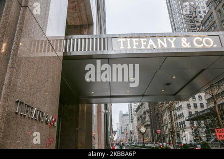 Tiffany & Co. Oder Tiffanys Flagship-Store an der 5. Ave in New York City, USA. Tiffany's ist eine amerikanische Luxusschmuckmarke. Das historische Gebäude und Tiffanys Logo sind berühmt und weltweit bekannt aus dem ikonischen Film Breakfast at Tiffany's mit Audrey Hepburn aus dem Jahr 1961. Tiffany's Schmuck und kultige blaue Geschenkboxen sind im Laden zu sehen. New York, USA - 18. November 2019 (Foto von Nicolas Economou/NurPhoto) Stockfoto