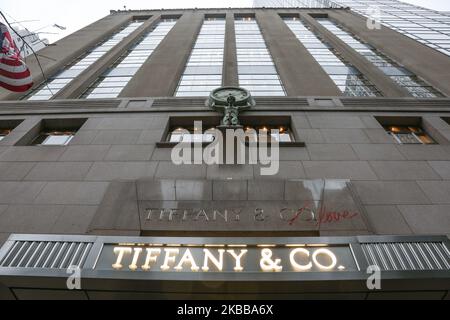 Tiffany & Co. Oder Tiffanys Flagship-Store an der 5. Ave in New York City, USA. Tiffany's ist eine amerikanische Luxusschmuckmarke. Das historische Gebäude und Tiffanys Logo sind berühmt und weltweit bekannt aus dem ikonischen Film Breakfast at Tiffany's mit Audrey Hepburn aus dem Jahr 1961. Tiffany's Schmuck und kultige blaue Geschenkboxen sind im Laden zu sehen. New York, USA - 18. November 2019 (Foto von Nicolas Economou/NurPhoto) Stockfoto