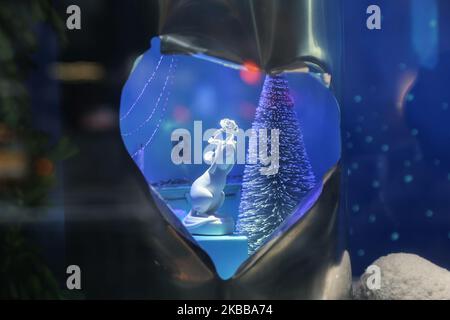 Tiffany & Co. Oder Tiffanys Flagship-Store an der 5. Ave in New York City, USA. Tiffany's ist eine amerikanische Luxusschmuckmarke. Das historische Gebäude und Tiffanys Logo sind berühmt und weltweit bekannt aus dem ikonischen Film Breakfast at Tiffany's mit Audrey Hepburn aus dem Jahr 1961. Tiffany's Schmuck und kultige blaue Geschenkboxen sind im Laden zu sehen. New York, USA - 18. November 2019 (Foto von Nicolas Economou/NurPhoto) Stockfoto