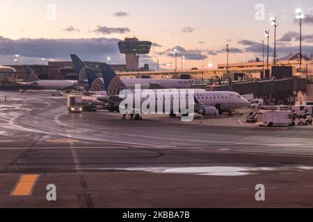 Stapel von Flugzeugen der United Airlines. Allgemeine Ansicht der Flugzeuge von United Airlines während der magischen Stunde bei Sonnenuntergang am Newark Liberty International Airport EWR / KEWR in Newark und Elizabeth, New Jersey, USA, wie am 12. November 2019 gesehen. United UA UAL ist die 3. größte Fluggesellschaft der Welt, Mitglied der Star Alliance-Luftfahrtallianz mit Hauptsitz im Willis Tower in Chicago und mehreren Drehkreuzen in den Vereinigten Staaten, wobei Newark einer der Hauptflughäfen ist. Das Vorderflugzeug ist ein Embraer ERJ-170 von Republic Airlines mit der Registrierung N648RW für United Express. (Foto von Nicolas Economou/NurPhoto) Stockfoto