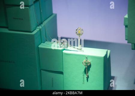 Tiffany & Co. Oder Tiffanys Flagship-Store an der 5. Ave in New York City, USA. Tiffany's ist eine amerikanische Luxusschmuckmarke. Das historische Gebäude und Tiffanys Logo sind berühmt und weltweit bekannt aus dem ikonischen Film Breakfast at Tiffany's mit Audrey Hepburn aus dem Jahr 1961. Tiffany's Schmuck und kultige blaue Geschenkboxen sind im Laden zu sehen. New York, USA - 18. November 2019 (Foto von Nicolas Economou/NurPhoto) Stockfoto