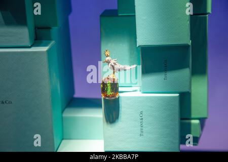 Tiffany & Co. Oder Tiffanys Flagship-Store an der 5. Ave in New York City, USA. Tiffany's ist eine amerikanische Luxusschmuckmarke. Das historische Gebäude und Tiffanys Logo sind berühmt und weltweit bekannt aus dem ikonischen Film Breakfast at Tiffany's mit Audrey Hepburn aus dem Jahr 1961. Tiffany's Schmuck und kultige blaue Geschenkboxen sind im Laden zu sehen. New York, USA - 18. November 2019 (Foto von Nicolas Economou/NurPhoto) Stockfoto