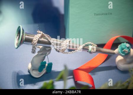 Tiffany & Co. Oder Tiffanys Flagship-Store an der 5. Ave in New York City, USA. Tiffany's ist eine amerikanische Luxusschmuckmarke. Das historische Gebäude und Tiffanys Logo sind berühmt und weltweit bekannt aus dem ikonischen Film Breakfast at Tiffany's mit Audrey Hepburn aus dem Jahr 1961. Tiffany's Schmuck und kultige blaue Geschenkboxen sind im Laden zu sehen. New York, USA - 18. November 2019 (Foto von Nicolas Economou/NurPhoto) Stockfoto