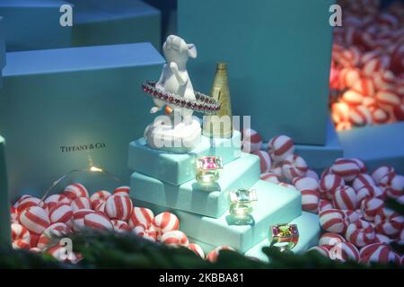 Tiffany & Co. Oder Tiffanys Flagship-Store an der 5. Ave in New York City, USA. Tiffany's ist eine amerikanische Luxusschmuckmarke. Das historische Gebäude und Tiffanys Logo sind berühmt und weltweit bekannt aus dem ikonischen Film Breakfast at Tiffany's mit Audrey Hepburn aus dem Jahr 1961. Tiffany's Schmuck und kultige blaue Geschenkboxen sind im Laden zu sehen. New York, USA - 18. November 2019 (Foto von Nicolas Economou/NurPhoto) Stockfoto