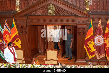 Sri Lankas neu gewählter Präsident Gotabaya Rajapaksa kommt, als sein Bruder, der ehemalige Präsident, Mahinda Rajapaksa (L), auf seine Ernennung zum Premierminister im Präsidialsekretariat in Colombo, Sri Lanka, wartet. Donnerstag, 21 2019. November. Mahinda Rajapaksa, der ältere Bruder des neu gewählten Präsidenten Gotabhaya Rajapaksa, wird bis zu den Parlamentswahlen 2020 als Premierminister des Kabinetts der Hausmeister fungieren. (Foto von Tharaka Basnayaka/NurPhoto) Stockfoto