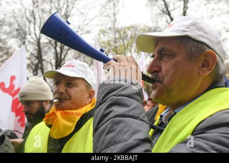 Gewerkschafter aus ArcelorMittal während eines Protestes in Krakau vor dem Provinzbüro von Malopolska. Vor einer Woche kündigte ArcelorMittal Polen aufgrund der schwächeren Marktprognosen eine vorübergehende Einstellung seines Hochofen- und Stahlwerks in Krakau-Nowa Huta am 23. November an. Am Donnerstag, den 21. November 2019, in Krakau, Polen. (Foto von Artur Widak/NurPhoto) Stockfoto