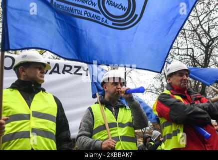 Gewerkschafter aus ArcelorMittal während eines Protestes in Krakau vor dem Provinzbüro von Malopolska. Vor einer Woche kündigte ArcelorMittal Polen aufgrund der schwächeren Marktprognosen eine vorübergehende Einstellung seines Hochofen- und Stahlwerks in Krakau-Nowa Huta am 23. November an. Am Donnerstag, den 21. November 2019, in Krakau, Polen. (Foto von Artur Widak/NurPhoto) Stockfoto