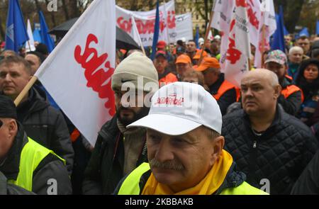 Gewerkschafter aus ArcelorMittal während eines Protestes in Krakau vor dem Provinzbüro von Malopolska. Vor einer Woche kündigte ArcelorMittal Polen aufgrund der schwächeren Marktprognosen eine vorübergehende Einstellung seines Hochofen- und Stahlwerks in Krakau-Nowa Huta am 23. November an. Am Donnerstag, den 21. November 2019, in Krakau, Polen. (Foto von Artur Widak/NurPhoto) Stockfoto