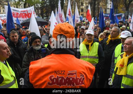 Gewerkschafter aus ArcelorMittal während eines Protestes in Krakau vor dem Provinzbüro von Malopolska. Vor einer Woche kündigte ArcelorMittal Polen aufgrund der schwächeren Marktprognosen eine vorübergehende Einstellung seines Hochofen- und Stahlwerks in Krakau-Nowa Huta am 23. November an. Am Donnerstag, den 21. November 2019, in Krakau, Polen. (Foto von Artur Widak/NurPhoto) Stockfoto