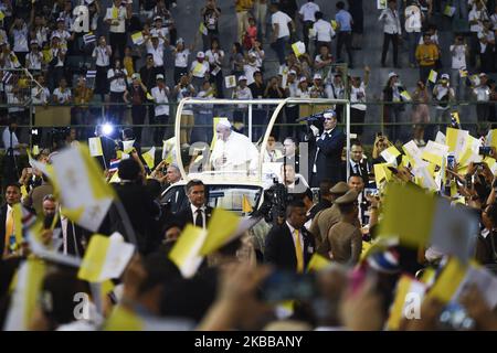 Papst Franziskus begrüßt einen Gläubigen bei der Heiligen Messe im Nationalstadion in Bangkok, Thailand, am 21. November 2019. (Foto von Anusak Laowias/NurPhoto) Stockfoto