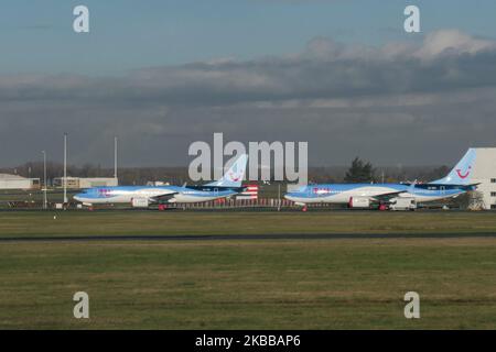 Stapel von TUI Fly Belgium oder TUI Airways Boeing 737 MAX 8 Flugzeugen, die am Brüsseler Nationalflughafen Zaventem BRU EBBR in Belgien landen. Die Flugzeuge werden seit März 12 mit bedeckten Rädern und Motoren geparkt, 2019 als die EASA - European Union Aviation Safety Agency alle Flugoperationen und FAA der 737 MAX 8 und 737 MAX 9 mit einer Sicherheitsrichtlinie wegen des MCAS-Systemausfalls aussperte, was zwei Unfälle desselben neuen Flugzeugtyps zur Folge hatte. TUI fly Belgium ist eine Tochtergesellschaft der TUI Group und Teil der TUI Airlines. TUI Airways, ehemals Thomson Airways VON TOM TOMJET, ist die größte Stockfoto