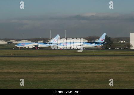 Stapel von TUI Fly Belgium oder TUI Airways Boeing 737 MAX 8 Flugzeugen, die am Brüsseler Nationalflughafen Zaventem BRU EBBR in Belgien landen. Die Flugzeuge werden seit März 12 mit bedeckten Rädern und Motoren geparkt, 2019 als die EASA - European Union Aviation Safety Agency alle Flugoperationen und FAA der 737 MAX 8 und 737 MAX 9 mit einer Sicherheitsrichtlinie wegen des MCAS-Systemausfalls aussperte, was zwei Unfälle desselben neuen Flugzeugtyps zur Folge hatte. TUI fly Belgium ist eine Tochtergesellschaft der TUI Group und Teil der TUI Airlines. TUI Airways, ehemals Thomson Airways VON TOM TOMJET, ist die größte Stockfoto