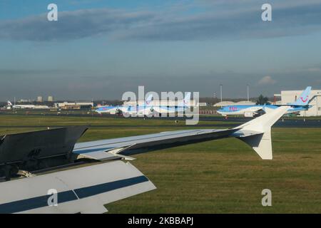 Stapel von TUI Fly Belgium oder TUI Airways Boeing 737 MAX 8 Flugzeugen, die am Brüsseler Nationalflughafen Zaventem BRU EBBR in Belgien landen. Die Flugzeuge werden seit März 12 mit bedeckten Rädern und Motoren geparkt, 2019 als die EASA - European Union Aviation Safety Agency alle Flugoperationen und FAA der 737 MAX 8 und 737 MAX 9 mit einer Sicherheitsrichtlinie wegen des MCAS-Systemausfalls aussperte, was zwei Unfälle desselben neuen Flugzeugtyps zur Folge hatte. TUI fly Belgium ist eine Tochtergesellschaft der TUI Group und Teil der TUI Airlines. TUI Airways, ehemals Thomson Airways VON TOM TOMJET, ist die größte Stockfoto