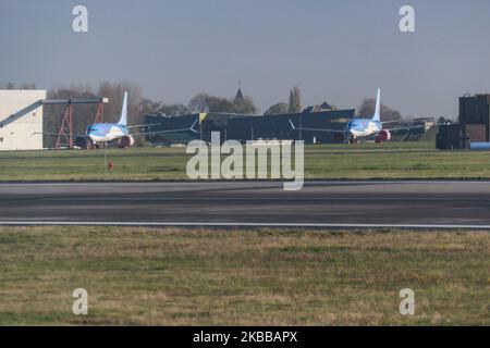 Stapel von TUI Fly Belgium oder TUI Airways Boeing 737 MAX 8 Flugzeugen, die am Brüsseler Nationalflughafen Zaventem BRU EBBR in Belgien landen. Die Flugzeuge werden seit März 12 mit bedeckten Rädern und Motoren geparkt, 2019 als die EASA - European Union Aviation Safety Agency alle Flugoperationen und FAA der 737 MAX 8 und 737 MAX 9 mit einer Sicherheitsrichtlinie wegen des MCAS-Systemausfalls aussperte, was zwei Unfälle desselben neuen Flugzeugtyps zur Folge hatte. TUI fly Belgium ist eine Tochtergesellschaft der TUI Group und Teil der TUI Airlines. TUI Airways, ehemals Thomson Airways VON TOM TOMJET, ist die größte Stockfoto