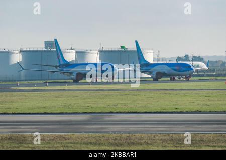 Stapel von TUI Fly Belgium oder TUI Airways Boeing 737 MAX 8 Flugzeugen, die am Brüsseler Nationalflughafen Zaventem BRU EBBR in Belgien landen. Die Flugzeuge werden seit März 12 mit bedeckten Rädern und Motoren geparkt, 2019 als die EASA - European Union Aviation Safety Agency alle Flugoperationen und FAA der 737 MAX 8 und 737 MAX 9 mit einer Sicherheitsrichtlinie wegen des MCAS-Systemausfalls aussperte, was zwei Unfälle desselben neuen Flugzeugtyps zur Folge hatte. TUI fly Belgium ist eine Tochtergesellschaft der TUI Group und Teil der TUI Airlines. TUI Airways, ehemals Thomson Airways VON TOM TOMJET, ist die größte Stockfoto