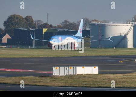 Stapel von TUI Fly Belgium oder TUI Airways Boeing 737 MAX 8 Flugzeugen, die am Brüsseler Nationalflughafen Zaventem BRU EBBR in Belgien landen. Die Flugzeuge werden seit März 12 mit bedeckten Rädern und Motoren geparkt, 2019 als die EASA - European Union Aviation Safety Agency alle Flugoperationen und FAA der 737 MAX 8 und 737 MAX 9 mit einer Sicherheitsrichtlinie wegen des MCAS-Systemausfalls aussperte, was zwei Unfälle desselben neuen Flugzeugtyps zur Folge hatte. TUI fly Belgium ist eine Tochtergesellschaft der TUI Group und Teil der TUI Airlines. TUI Airways, ehemals Thomson Airways VON TOM TOMJET, ist die größte Stockfoto